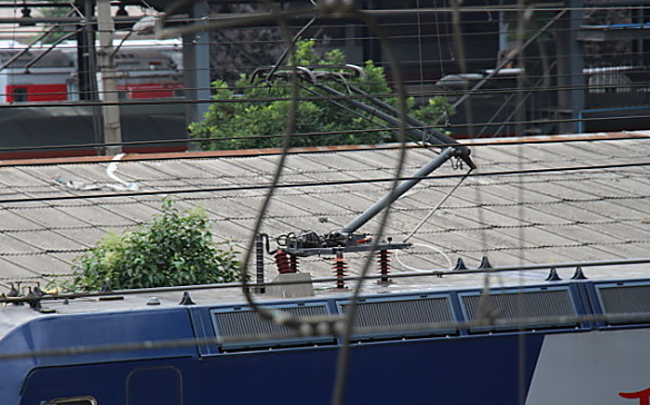 機(jī)車(chē)應(yīng)急升弓電源的應(yīng)用